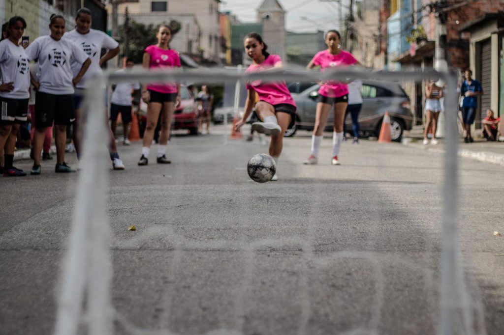 Na quebrada, mulheres pedem visibilidade no esporte em futebol de